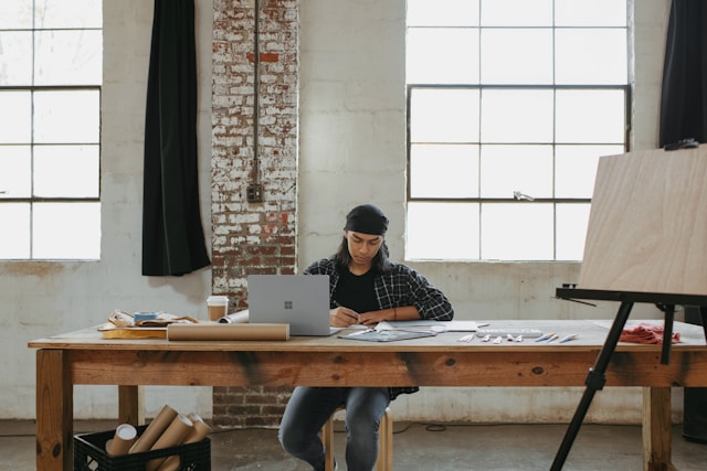 Jakie narzędzia są niezbędne w pracy freelancera?