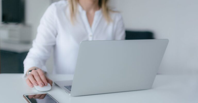 alt_text: Wtyczka newslettera z opcjami subskrypcji i projektowania wiadomości.